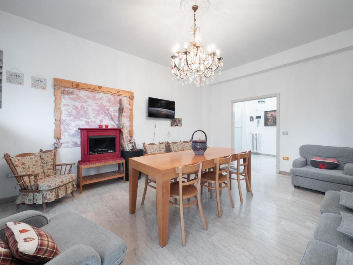 Flaminia Bright & Roomy Apartment 페자로 외부 사진