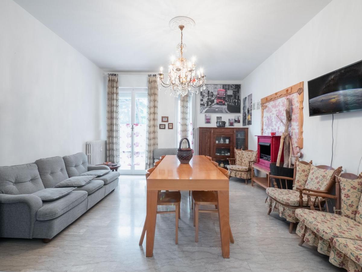 Flaminia Bright & Roomy Apartment 페자로 외부 사진